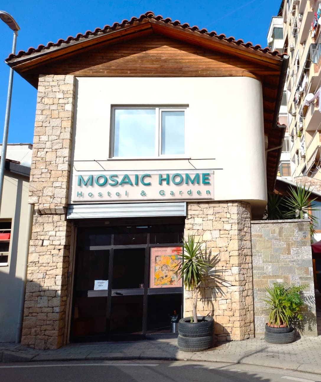 Dhjetori, Tirana Dhjetori, Tirana